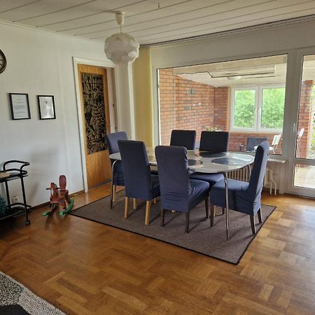 Villa Med Egen Parkering. Moejlighet Att Boka Fran 1 Och Upp Till 5 Personer. Orebro Exterior photo