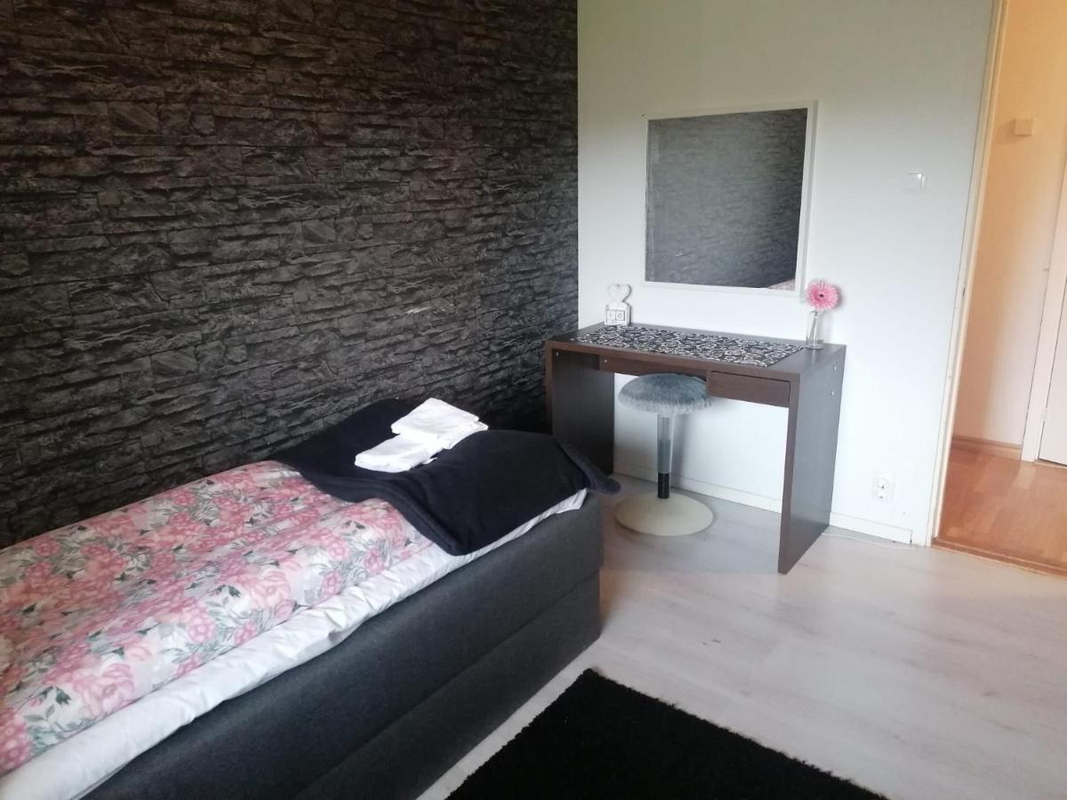 Villa Med Egen Parkering. Moejlighet Att Boka Fran 1 Och Upp Till 5 Personer. Orebro Exterior photo