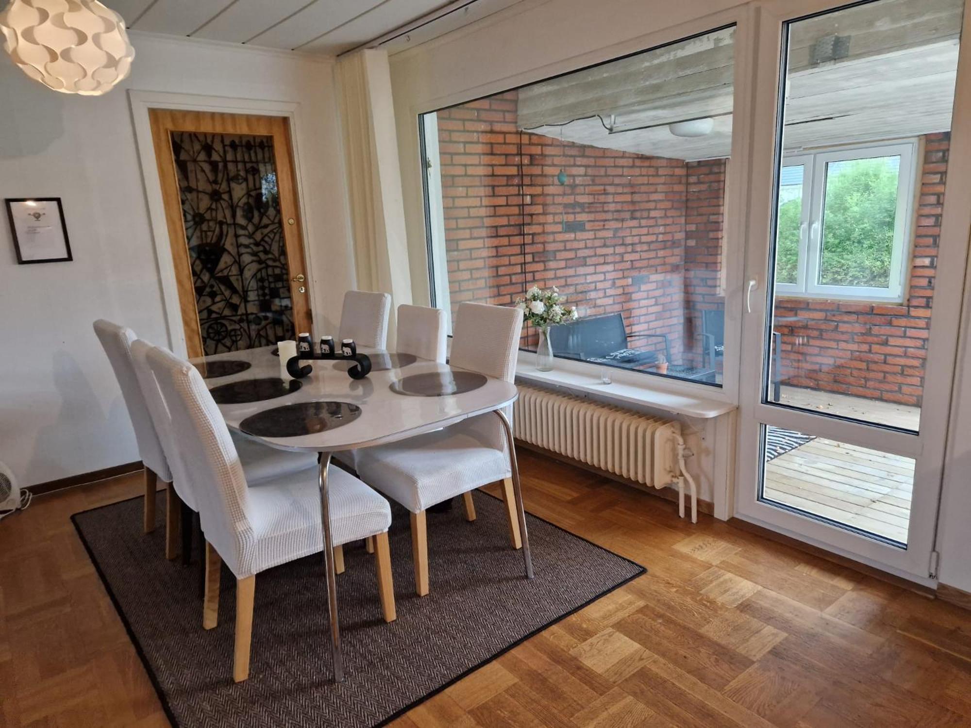 Villa Med Egen Parkering. Moejlighet Att Boka Fran 1 Och Upp Till 5 Personer. Orebro Exterior photo