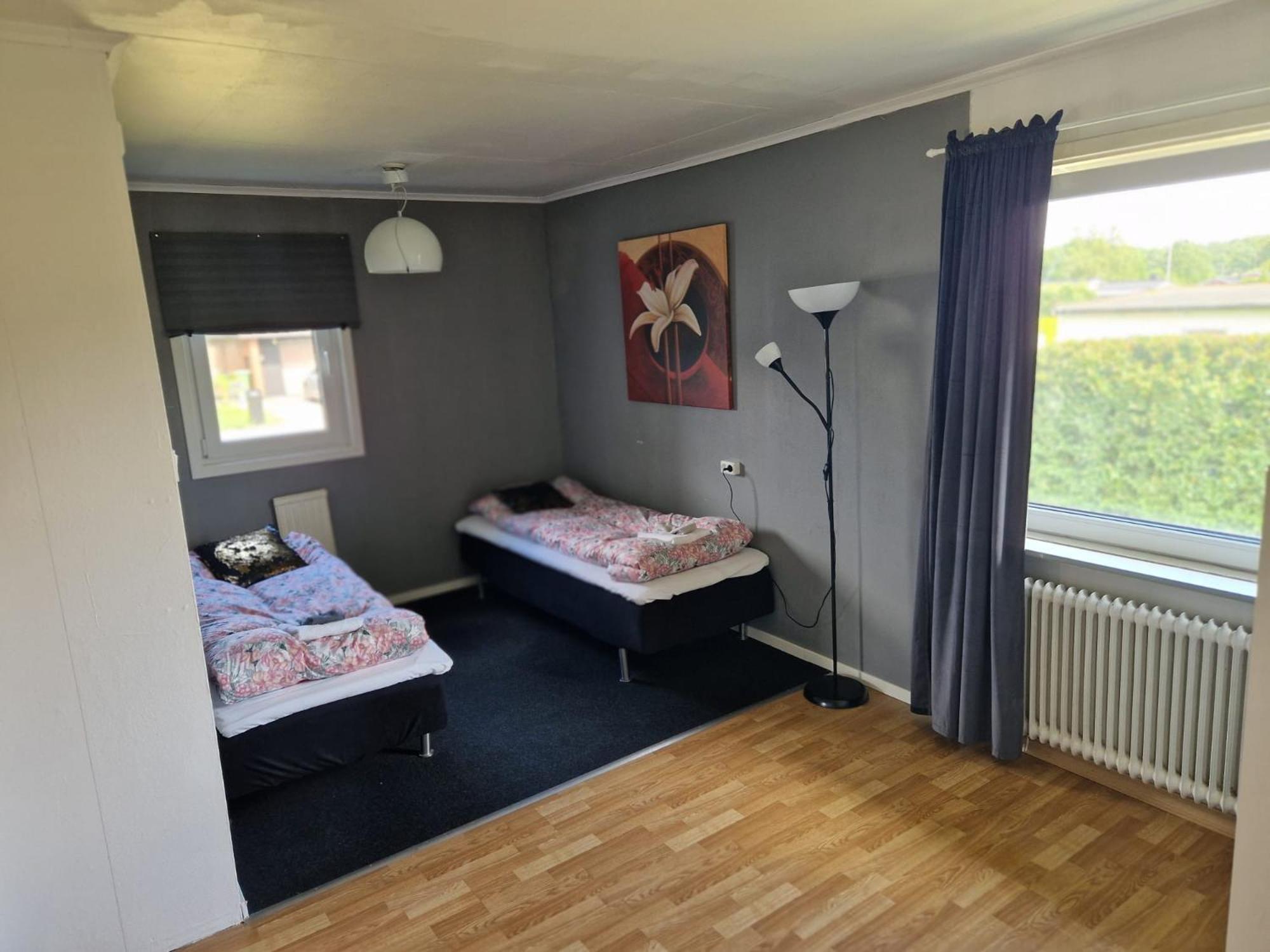 Villa Med Egen Parkering. Moejlighet Att Boka Fran 1 Och Upp Till 5 Personer. Orebro Exterior photo