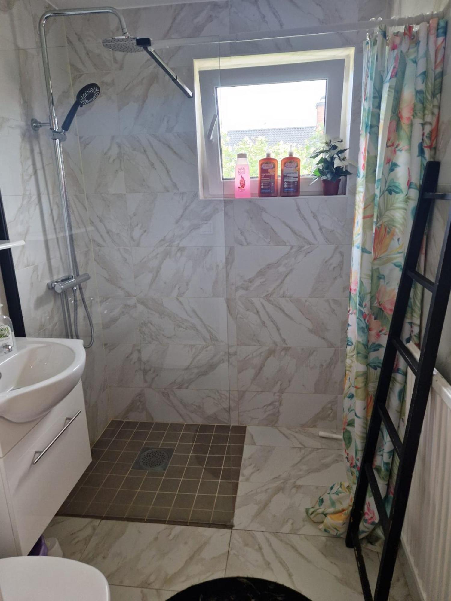 Villa Med Egen Parkering. Moejlighet Att Boka Fran 1 Och Upp Till 5 Personer. Orebro Exterior photo